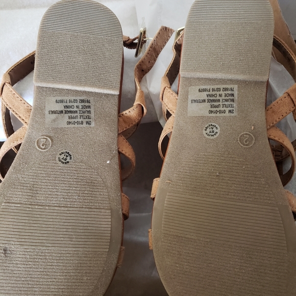 Girl's tan sandle with fringes - Picture 4 of 5